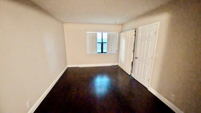 Photo - 3017 Riverside Dr Apartment