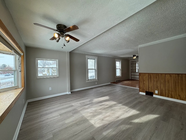 Building Photo - 84 W Kalama Ave