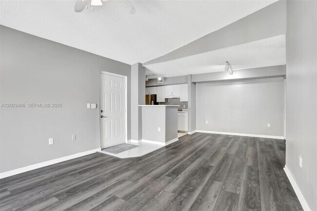 Foto del edificio - 4820 N State Rd 7