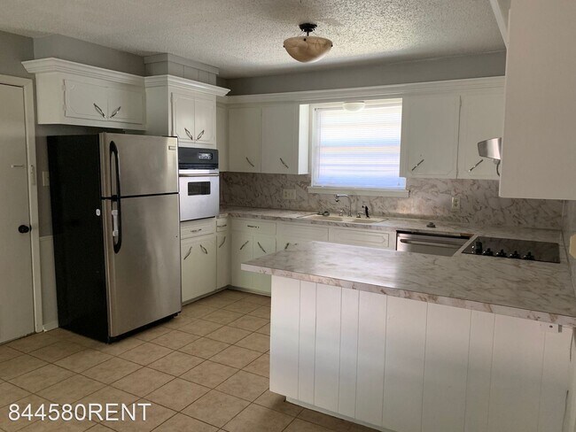 Foto del edificio - 3 br, 2 bath House - 6211 NW Cedarwood Dr