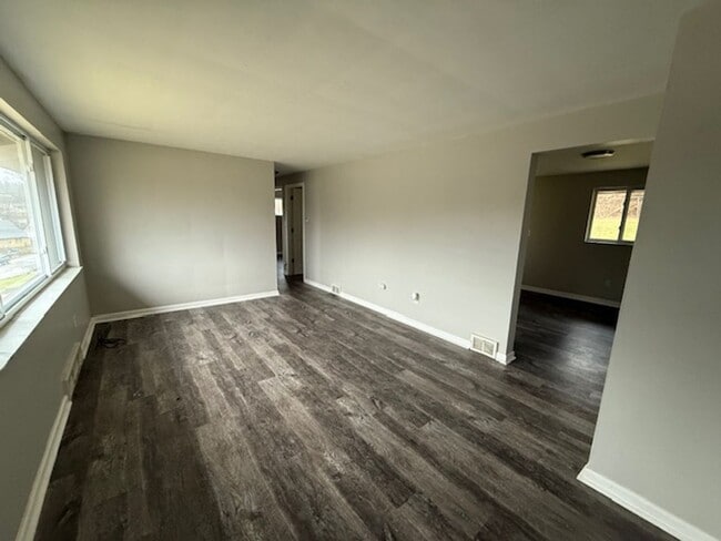 Building Photo - 205 Charleston Dr