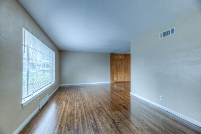 Foto del edificio - For Lease | Mid-town Tulsa | $1300 Rent