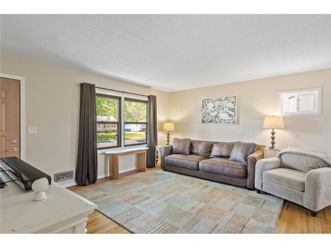 Foto del edificio - 9457 Saratoga Ln N