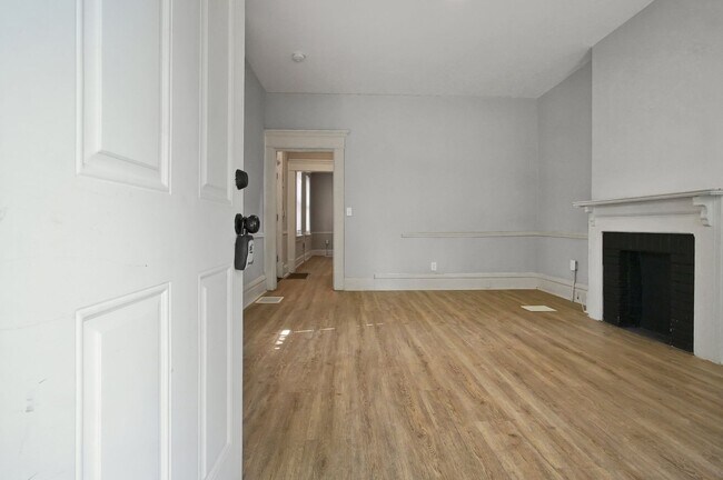 Foto del edificio - 358-360 E Markison Ave