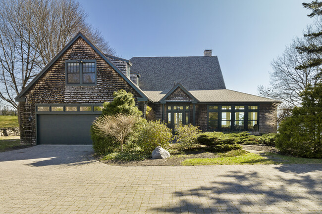 Building Photo - 876 Shore Rd