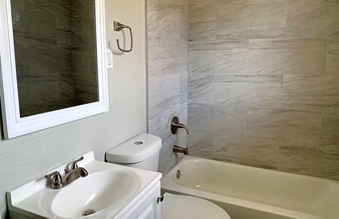 Foto del edificio - 5427 Willow Glen Dr