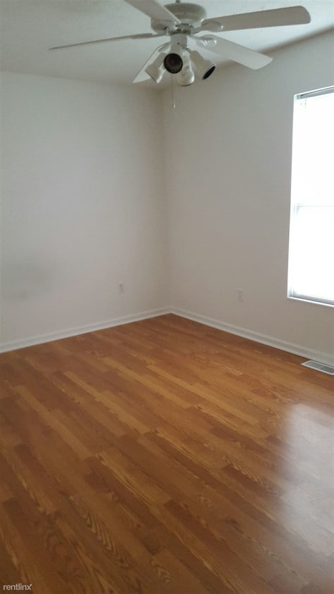 Building Photo - 5 Plum St