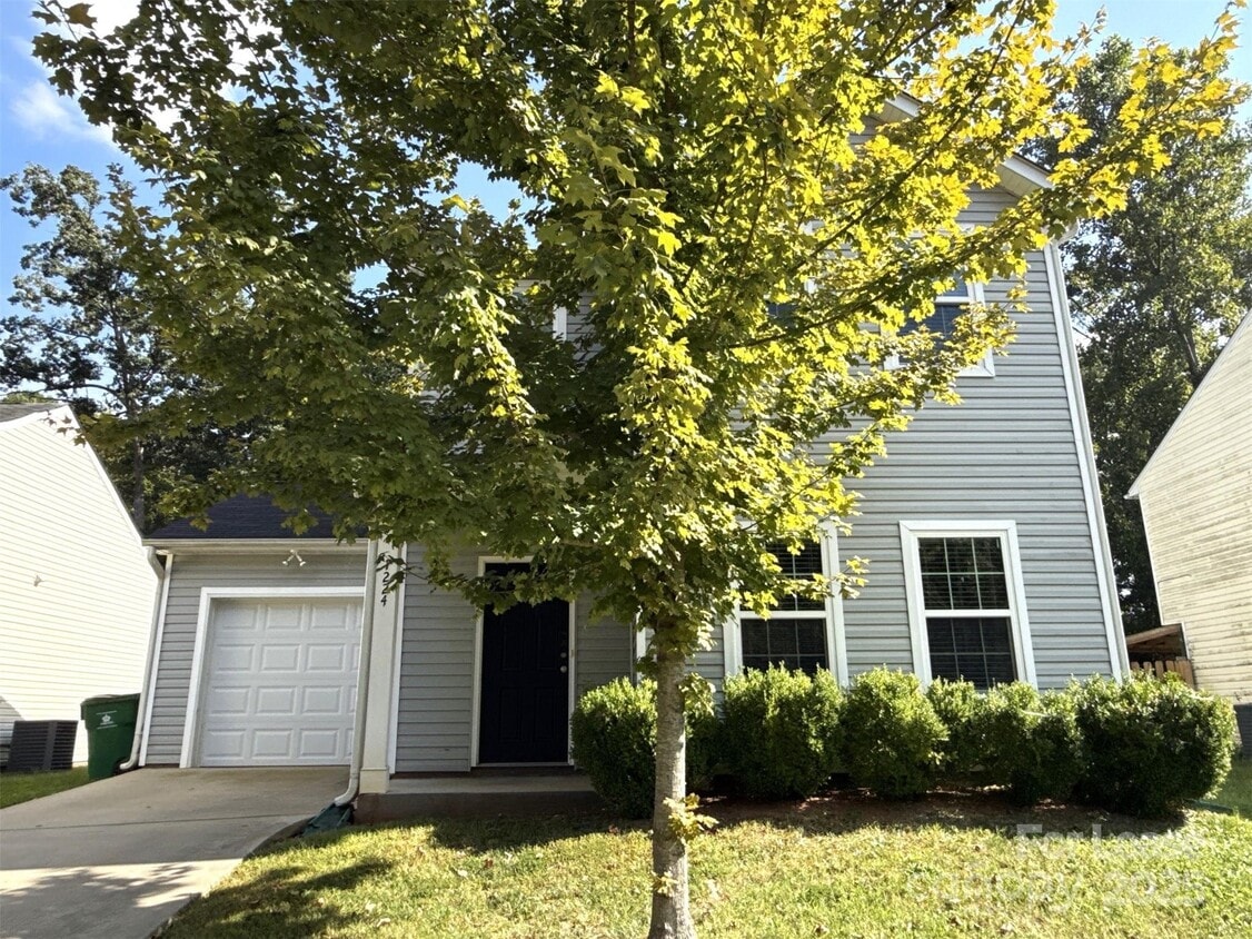 Primary Photo - 1224 Summerville Rd