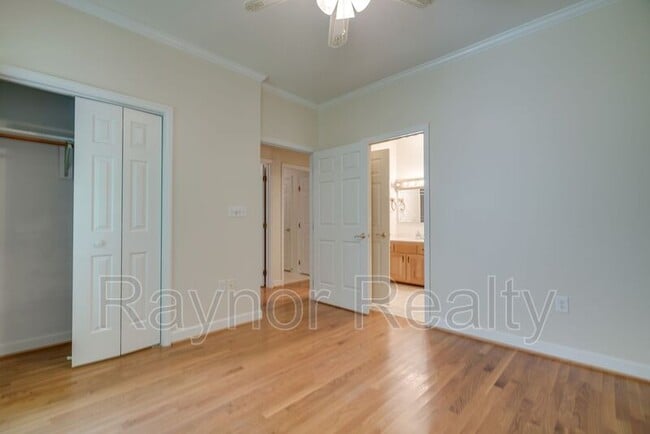Building Photo - 1006 Kingsway Dr