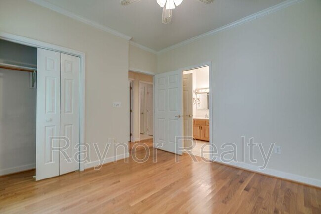 Foto del edificio - 1006 Kingsway Dr