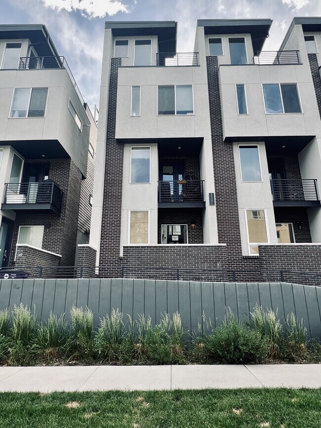 Foto del edificio - 1581 Grove St
