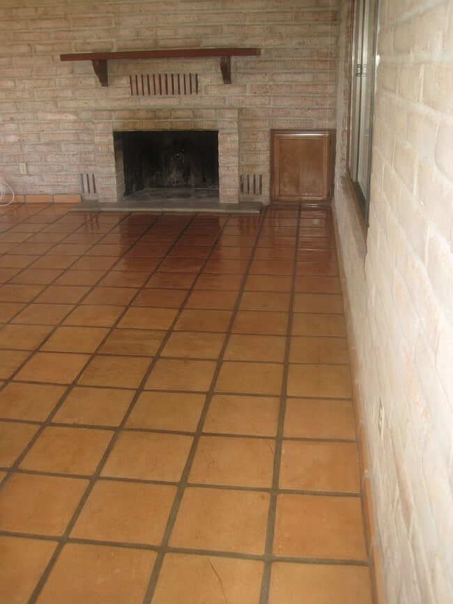 Building Photo - 5310 N Camino Real