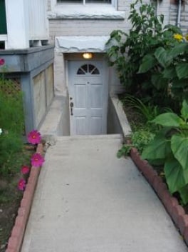 Private entrance on Lansdowne - 579 Lansdowne Av