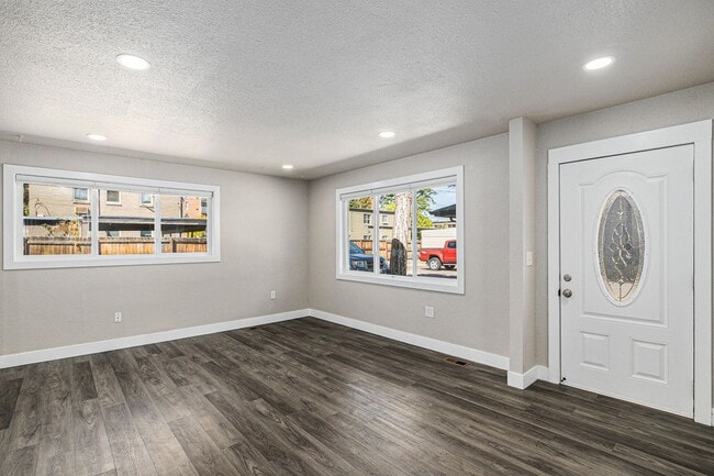 Building Photo - Hale neighborhood duplex w/large patio for...
