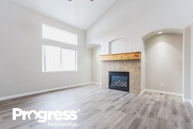 Foto del edificio - 673 Whispering Oak Dr