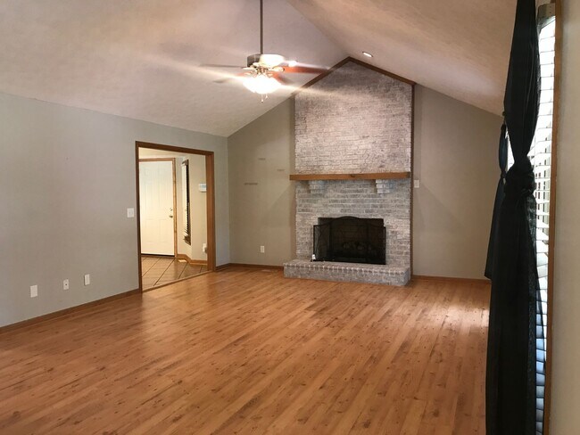 Foto del edificio - Stunning 3 Bedroom Home with Bonus Room