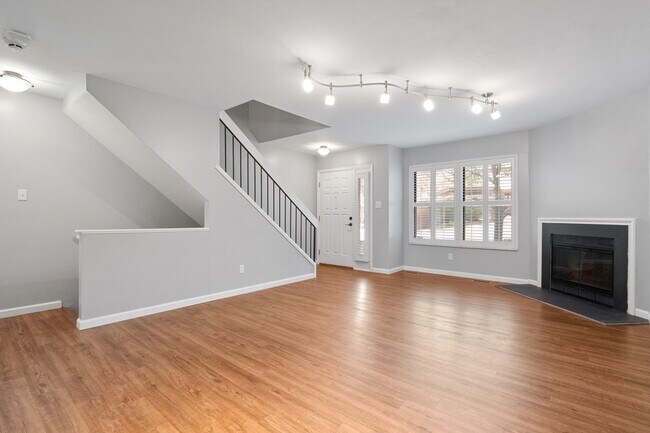 Building Photo - Spacious Townhome for Rent in Downtown Che...