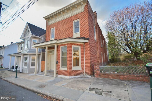 Building Photo - 203 W John St