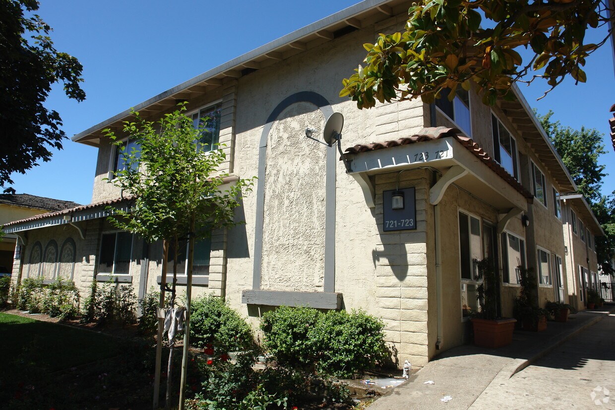 Building Photo - 721-723 Menker Ave