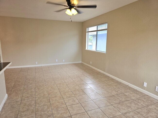 Foto del edificio - 2048 Hidden Lake