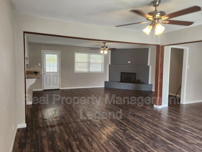 Building Photo - 7009 Corona Dr