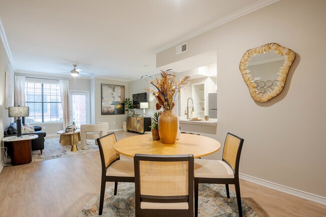 Comedor recientemente renovado - The Delano at North Richland Hills Apartments