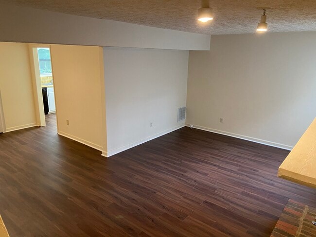 Living room - 897 Ventnor Pl SW