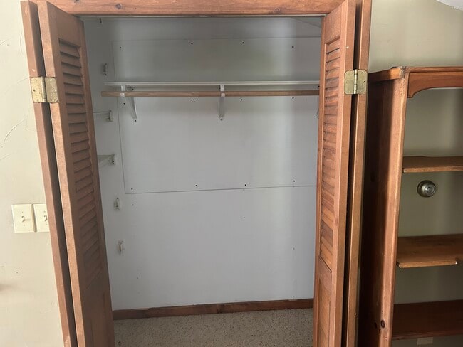 Large closet - 11 Cotton Ct