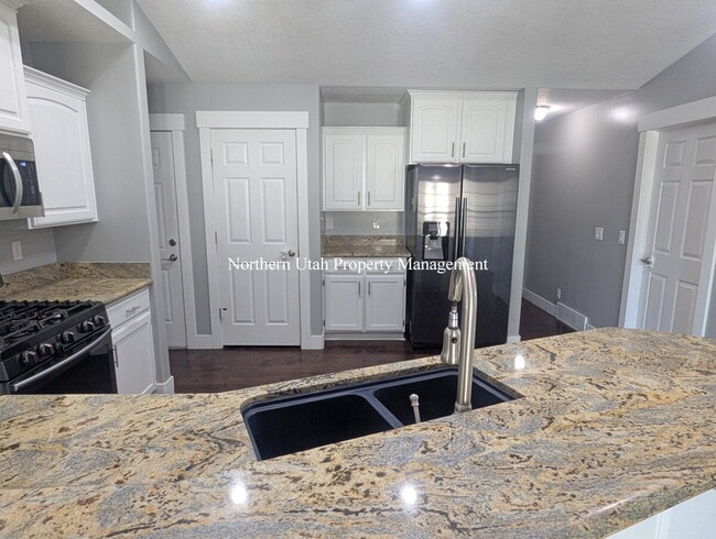 Building Photo - 6 Bed 3 Bath Home with Everything!