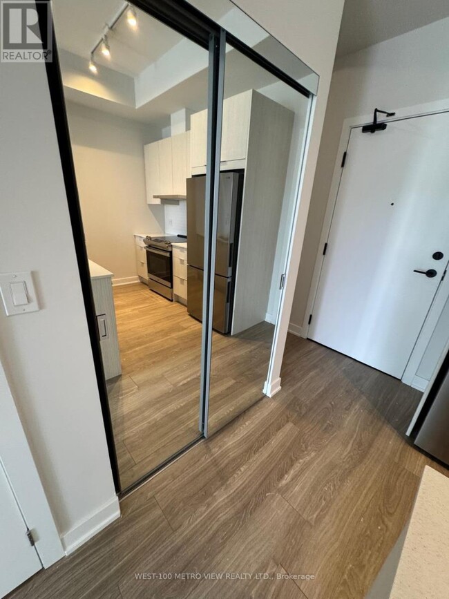 Building Photo - 430-430 Square One Dr