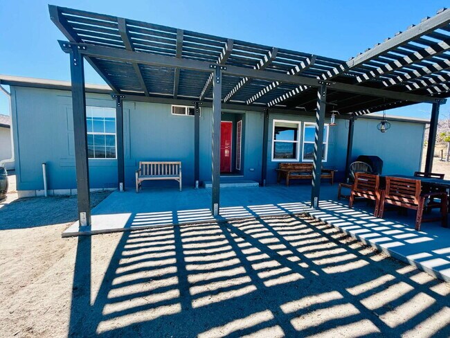 Building Photo - Updated 3 bd, 2 ba on 1.98 Acres with Hot Tub!