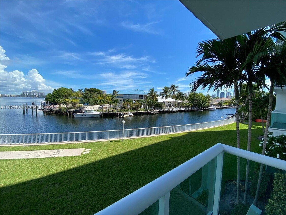 Foto principal - 2841 NE 163rd St