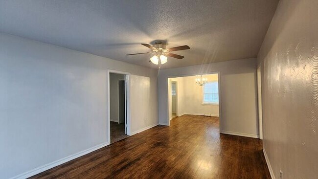 Foto del edificio - Cute 3 Bed 1 Bath in May Ten Addition NW O...