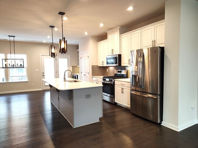 Foto del edificio - Pristine, 4 bed, 3.5 bath Townhome Located in the Kee Court Community!