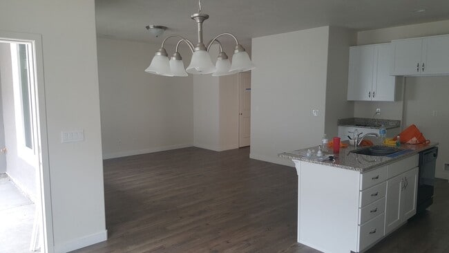 Foto del edificio - Spacious 3-Bedroom, 2.5-Bath Home in Cente...