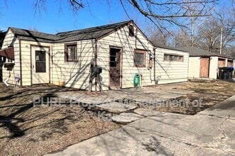 Building Photo - 1816 SW Moundview Dr