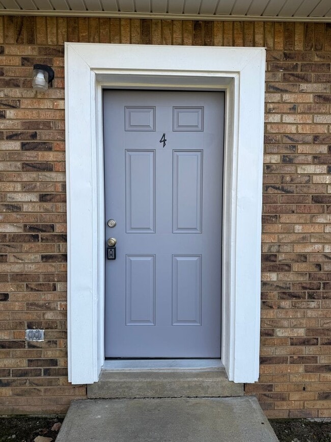 Building Photo - 106 W Ray St