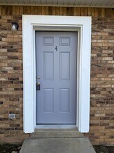 Building Photo - 106 W Ray St