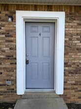 Building Photo - 106 W Ray St