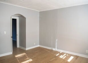 Building Photo - 105 Scranton St