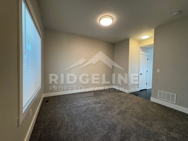 Foto del edificio - 664 S Saturn Ave