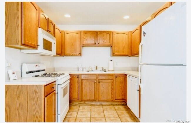Building Photo - 1126 Savoy Dr