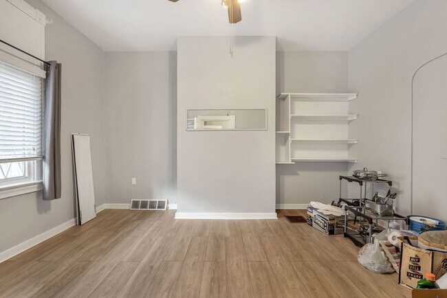 Foto del edificio - 5 Bed 2 Bath - South Oakland, ALL UPDATED,.  Laundry, central air.  Off street parking included.