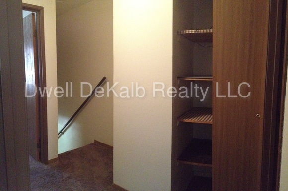 Building Photo - 820 W Hillcrest Dr