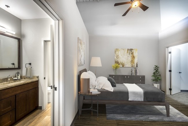 Dormitorio con baño adjunto - Pac10 Lofts