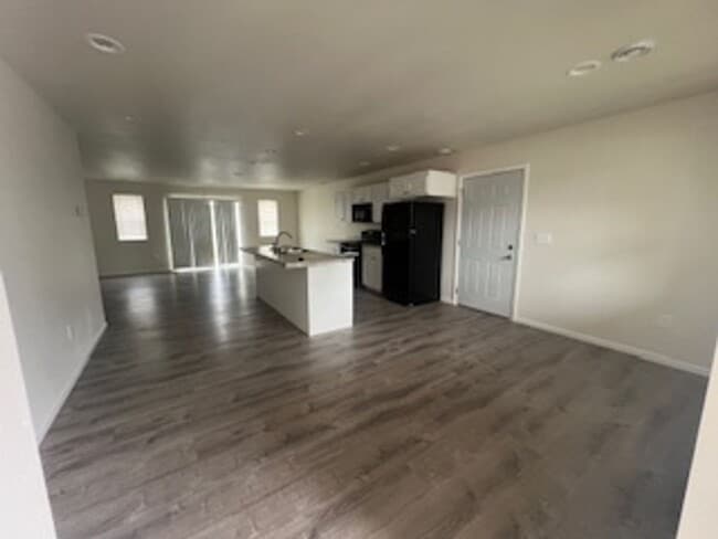 Building Photo - 3 Bedroom Duplex