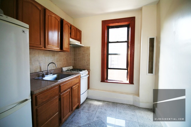 Building Photo - 860 Marcy Ave
