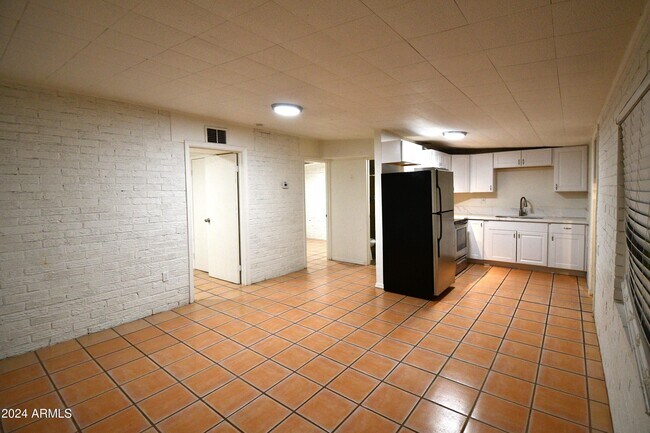 Building Photo - 190 W Adamsville Rd