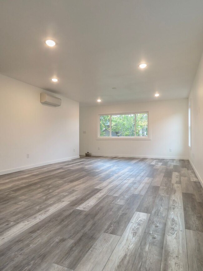 Foto del edificio - Newberg- 3 bedroom Duplex Available Soon - Schedule tour now !