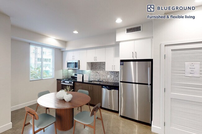 Foto del edificio - 6700 Warner Ave